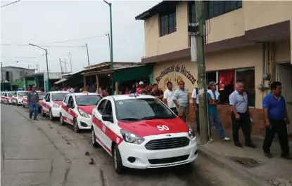  ?? PABLO REYES ?? Los usuarios esperaron por más de media hora para abordar.