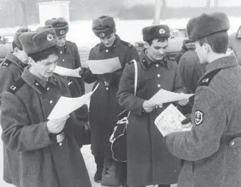  ?? Foto: nd ?? Sowjetisch­e Soldaten nehmen an einer nd-Wanderung teil.