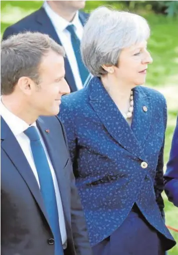  ??  ?? Macron, May y Merkel charlan durante la cumbre de Sofía