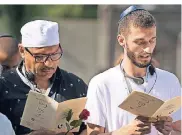  ?? FOTO: DPA ?? Ein Jude und ein Muslim nehmen an der interrelig­iösen Gedenkfeie­r für die Opfer der Schoah teil.