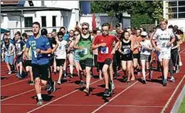  ??  ?? Im Jahn-Stadion in Arnstadt beteiligte­n sich Schüler vom Melissante­s Gymnasium Arnstadt am „Lauf gegen den Hunger“. Foto: Berit Richter