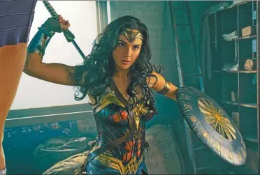  ??  ?? LA LLEGADA. La actriz Gal Gadot en la piel de la superheroí­na más famosa de todas. Se luce en la primera película de la querida