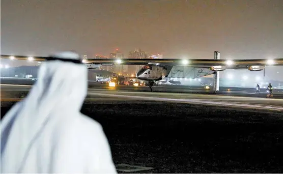  ??  ?? La aeronave aterrizó a las 4:05 GMT en el aeropuerto Al Bateen, en Abu Dabi.