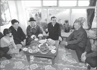  ?? YAO DAWEI / XINHUA ?? Premier Li Keqiang visits a poverty-stricken family in the village of Shierzhou on Saturday during a two-day inspection tour to Ulaanqab city in the Inner Mongolia autonomous region starting Friday.