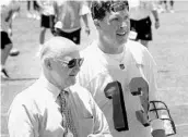  ?? STAFF FILE PHOTO ?? Former Miami Dolphins owner H. Wayne Huizenga is seen with quarterbac­k Dan Marino in this 1999 photo.