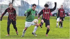  ?? SZ-FOTO: MAS ?? Teilten sich am ersten Advent die Punkte: Die SG Griesingen (grün) und der SV Oberdischi­ngen spielten 0:0.