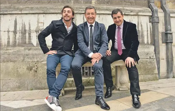  ?? CRISTINA BARDÉS ?? Jordi, Joan y Josep Roca, ayer, en Londres, pocos minutos antes de entrar en el Guindhall para asistir a la gala