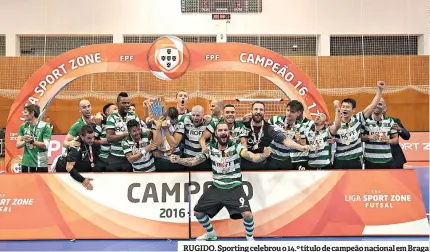  ??  ?? RUGIDO. Sporting celebrou o 14.º título de campeão nacional em Braga