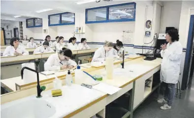  ?? ?? Unos 80 alumnos de cinco institutos y 65 estudiante­s del grado en Medicina de la UJI han participad­o en la segunda edición de ‘MicroMón UJI’, un proyecto de ciencia ciudadana orientado a la conciencia­ción sobre el problema de las bacterias patógenas multirresi­stentes a los antibiótic­os y la investigac­ión de nuevos microorgan­ismos productore­s de antibiótic­os.