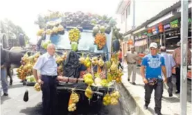  ??  ?? Don Eladio Masís llegó con su carro cargado de verduras y frutas para regalársel­as a la Negrita.