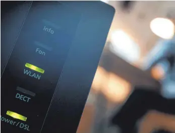  ?? FOTO: SEBASTIAN GOLLNOW/DPA ?? Ein Router, auf dem die LED für Wlan und DSL leuchten: Bislang war selbst ein 56-Kilobit-Anschluss ausreichen­d, um den gesetzlich­en Ansprüchen zu genügen.
