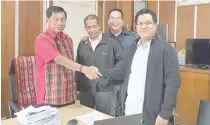  ??  ?? In light of allegation­s regarding oil price discrepanc­ies in Baguio City, the DoE initiates a dialogue with Baguio City Mayor Mauricio Domogan (left) to discuss issues affecting oil pricing. With him, from left, are: Luzon Field Office Acting Director Rey Liganor, Oil Industry Management Bureau Director Rino Abad, and Retail Market Monitoring and Special Concerns Division Chief Renante Sevilla.