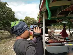  ??  ?? 摄像师魏伯寅用PXW-X70在马车上移动拍­摄