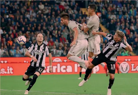  ??  ?? L’uruguaiano Rodrigo Bentancur anticipa anche Cristiano Ronaldo e di testa, su cross di Cancelo, segna il primo gol della Juventus AP