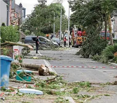  ?? Fotos: Anouk Antony/LW-Archiv, Pierre Matgé ?? Windgeschw­indigkeite­n bis zu 250 km/h wüteten in der Rue de Luxembourg in Niederkers­chen. In Europa sind Tornados nicht häufig, aber auch nicht ungewöhnli­ch.