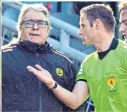  ??  ?? Referee Steven McLean speaks to Partick boss Ian McCall