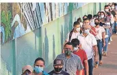  ?? FOTO: ANGEL DEJESUS/DPA ?? Ecuadorian­er warten in einer Schlange vor einem Wahllokal in Guayaquil.