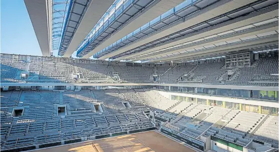  ?? FFT ?? De estreno. La cancha central Philippe Chatrier del club de Bois de Boulogne tiene su demorado techo retractil. ¿Será inaugurado en 2020?