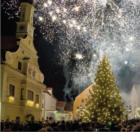  ?? Foto: Udo Koss ?? Das Feuerwerk auf dem Marienplat­z bildete den Höhepunkt der „Nacht der Sterne“im 25. Friedberge­r Advent.