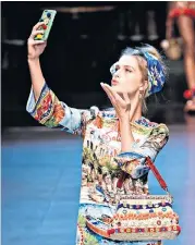  ??  ?? Help at hand: a selfie on the catwalk at Milan Fashion Week, but beware the blue light