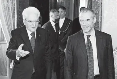  ??  ?? Carlo Cottarelli (r) en Sergio Mattarella. (Foto: Reuters)