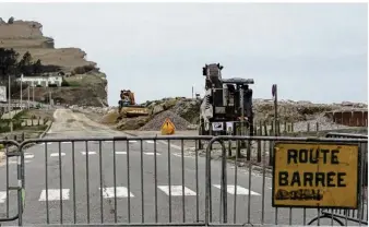  ??  ?? Les travaux sont en cours sur la route de la Mer pour effacer les dégâts liés à la tempête Egon.