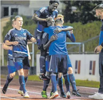  ?? FOTO: FLORIAN WOLF ?? Torjubel FV Ravensburg II zum 2:1 gegen den VfB. Omar Jatta auf den Schultern von Torschütze­n Omar Bun Ceesay; mit dabei Rene Zimmermann, Moritz Jeggle (rechts am Bildrand), Sven Spekking.