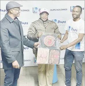  ?? (Courtesy pic) ?? Tha champion Khangezile Mkhonta (C) receiving her prize during the prize presentati­on conducted by Ivan James Groening of Manzini Club (L) and Dups Marketing Officer Sihlangu Jele.