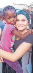  ??  ?? Sabrina Gessler mit einem Mädchen aus dem Kigamboni Community Centre.