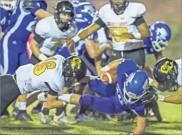  ?? Steven Eckhoff ?? Armuchee junior Kameron Parker scores a touchdown for the Indians Armuchee High School on Saturday, Sept. 26.