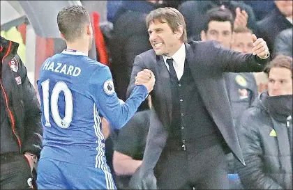  ??  ?? El técnico Antonio Conte felicita a Eden Hazard, quien anotó uno de los goles en el triunfo 3-0 del Chelsea sobre el Bournemout­h en la Liga Premier ■ Foto Ap