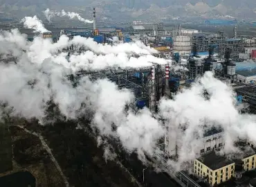  ?? Sam McNeil / Associated Press ?? Smoke and steam rise from a coal processing plant in Hejin in central China’s Shanxi Province. China, the United States and India all plan higher use of the fossil fuel, frustratin­g advocates of clean energy and likely increasing toxic emissions that contribute to global warming.