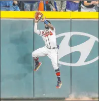  ?? The Associated Press ?? Brett Davis
Braves center fielder Michael Harris catches a ball hit by Brandon Nimmo during the third inning of the Mets’ 4-2 loss Saturday night.