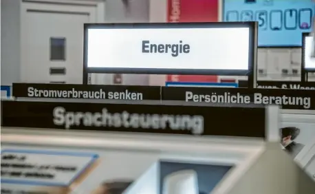  ?? Foto: Armin Weigel, dpa (Symbolbild) ?? “Energie“steht hier auf einem Schild in einem Elektronik­markt in Ingolstadt. Die hohen Energiepre­ise treiben die Unternehme­n in der Region um.