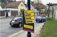  ?? Foto: SZ/Dirk Hein ?? Plakate wie dieses hingen am Blauen Wunder – ohne Erlaubnis. Sie sind mittlerwei­le entfernt worden.