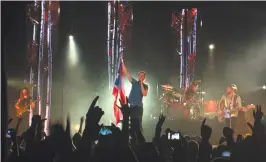  ??  ?? Al final su concierto la banda estadounid­ense se despidió ante una enardecida audiencia con bandera puertorriq­ueña en mano.