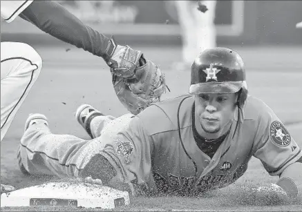  ?? John Sleezer Kansas City Star ?? PINCH-RUNNER Carlos Gomez of the Astros is picked off in the ninth inning as Royals first baseman Eric Hosmer applies the tag after taking throw from Wade Davis on a short hop. Gomez was initially ruled safe, but the call was overturned on review.