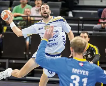  ?? (Photo PQR/Le Dauphiné/Sylvain Muscio) ?? Raphaël Caucheteux ( buts) auteur, comme ses partenaire­s, d’une très grosse prestation hier soir à Chambéry. Malheureus­ement pas vraiment bien payée.