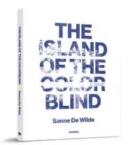  ??  ?? Sanne De Wilde – Island of the Colourblin­d (Uitgeverij Hannibal, 176 pagina’s, Engels, ISBN 978-94-9267-706-8, 49,50 euro)