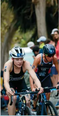  ??  ?? RIGHT Joanna Brown races the ITU World Triathlon Bermuda