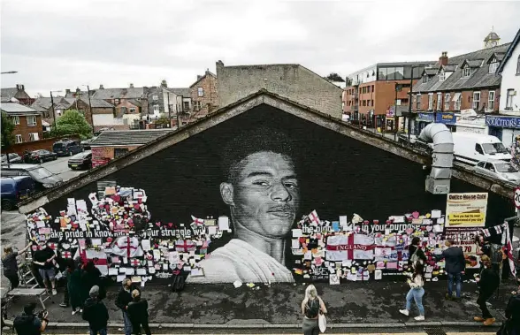  ?? CHRISTOPHE­R FURLONG / GETTY ?? El mural de Marcus Rashford a Withington va rebre multitud de missatges de suport per tapar les pintades racistes que hi van fer