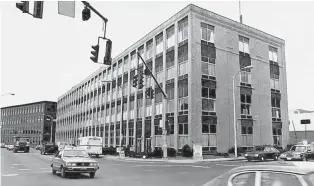  ?? COURANTFIL­E PHOTO ?? The former factory turned state office building at 340 Capitol Ave. in Hartford, shown here in 1986, was demolished in the early 2000s after 1-inch cracks were discovered and the foundation was found to be sinking. The demolition created the parking lot now up for sale.