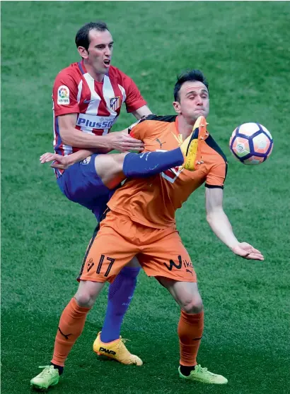  ?? AFP ?? Atletico Madrid’s defender Diego Godin (left) vies with Eibar’s Kike Garcia. —