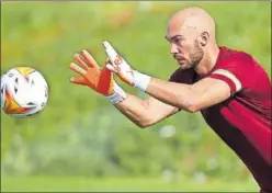  ?? ?? Dmitrovic atrapa un balón en un entrenamie­nto del Sevilla.