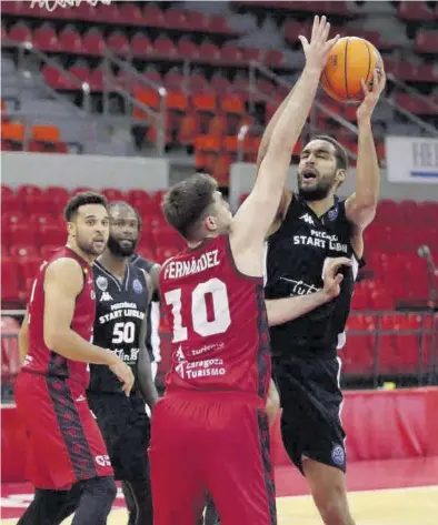  ?? EFE / JAVIER CEBOLLADA ?? Jaime Fernández tapa a Yanke ante la mirada de Harris durante el partido de ayer. ((