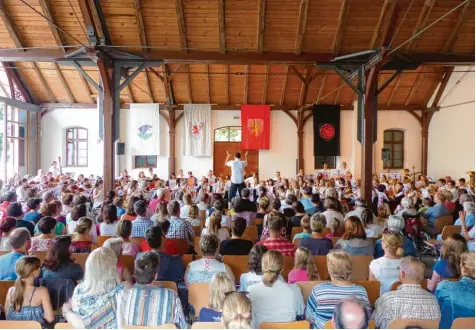  ?? Foto: Ernst Mayer ?? Viel Beifall gab es für den Auftritt des „Chaosorche­sters“der Rieser Musikschül­er vor den Toren der Sommerhall­e des Ochsenzwin­gers. Fast 50 Kinder waren bei dem Auftritt im Einsatz.