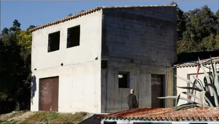  ?? (Photos Frank Tétaz) ?? Cette extension de la propriété de Jacky Drouard, au début autorisée, n’est plus validée aujourd’hui par la mairie de Fréjus, qui dit respecter les nouvelles normes du PPRIF. Les travaux sont donc en situation d’attente...