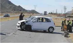  ??  ?? Afectados. El auto de Carolina Cecilia Cigarra sufrió severos daños, y dos de sus acompañant­es serias lesiones.