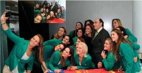  ??  ?? Ignacio Galán con 12 mujeres deportista­s en la Torre Iberdrola