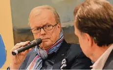  ?? FOTO: A. WOITSCHÜTZ­KE ?? Heribert Klein, seit 33 Jahren Motor der Unicef-Gala, stellte sich auf dem blauen NGZ-Sofa den Fragen von Ludger Baten (r.).